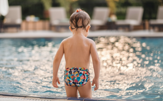 enfant-maillot-bain-piscine-scintillante
