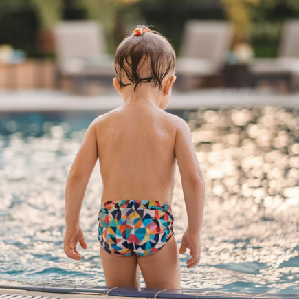 enfant-maillot-bain-piscine-scintillante