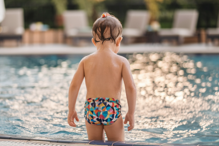 enfant-maillot-bain-piscine-scintillante