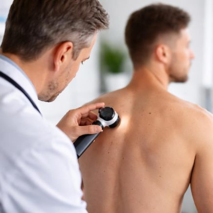 medecin-examine-peau-patient-cabinet