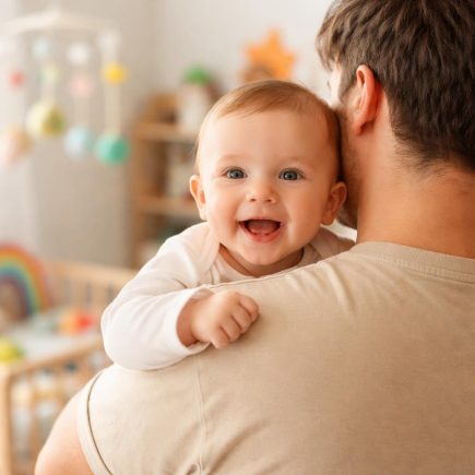 parent-dos-bebe-souriant-chambre