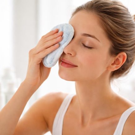 personne-miroir-compresse-oeil-ferme