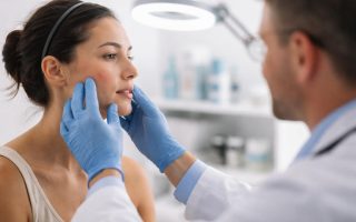 personne-dermatologue-cabinet-moderne-instruments