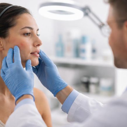 personne-dermatologue-cabinet-moderne-instruments