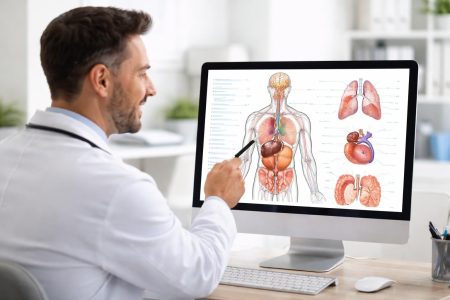 medecin-diagramme-anatomique-ordinateur-bureau